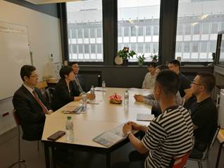 说明: 代表团成员在索邦大学与中国学生学者座谈